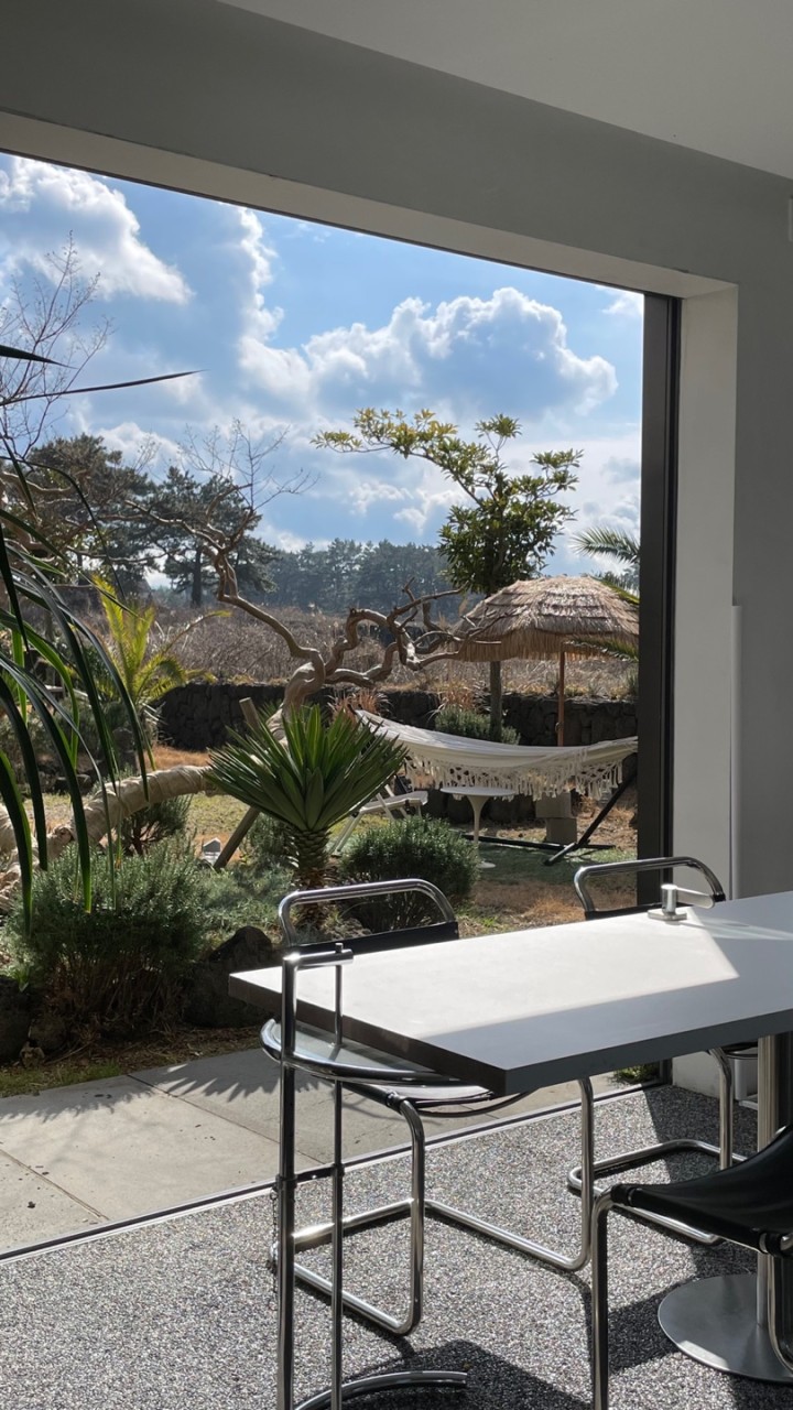 Vinyl Jeju 咖啡廳海景與播放黑膠唱片