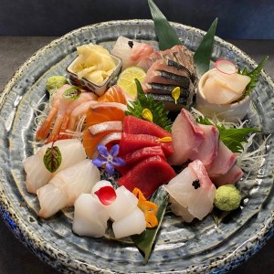 Ijinkan Diningのムーディーな内装と現代的な和食プレート