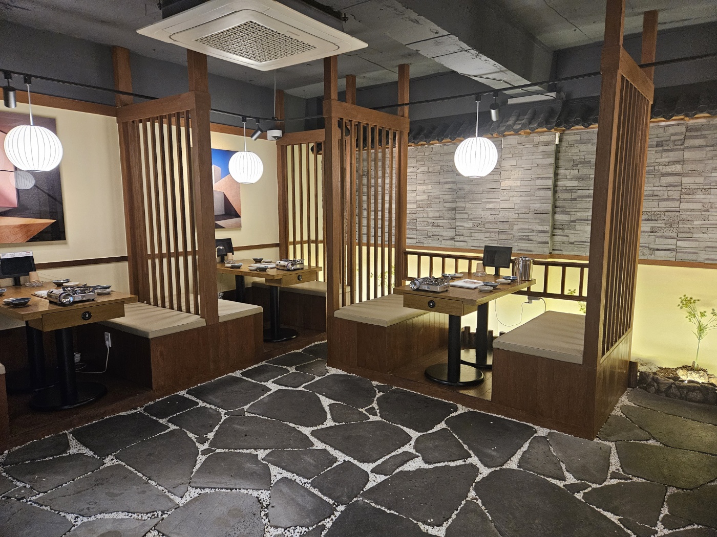 Yukhoe Gwan Pocha 新鮮な韓牛ユッケとサイドメニューの盛り合わせ