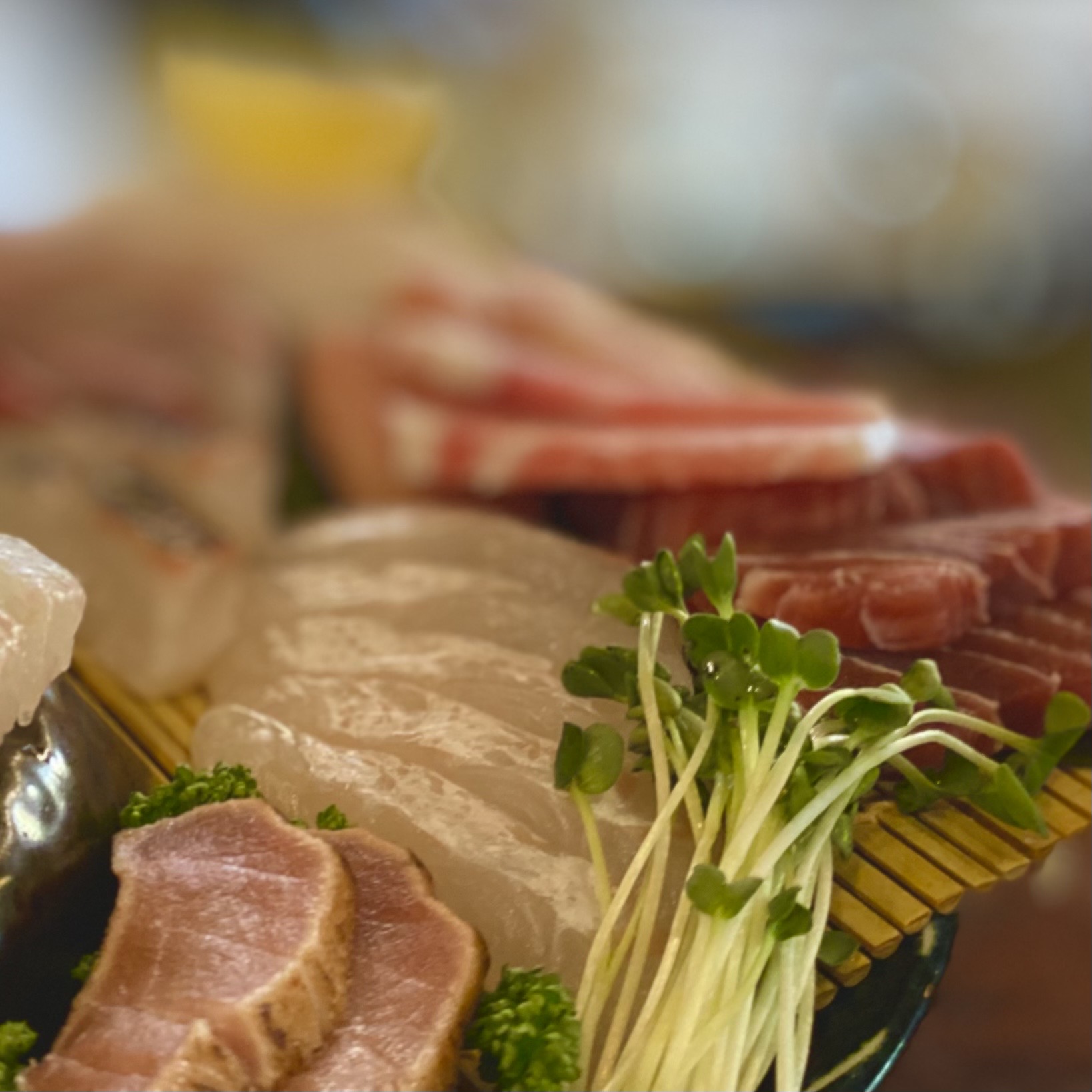 어진화사达栋分店的刺身拼盘置于冰块上，温馨氛围内