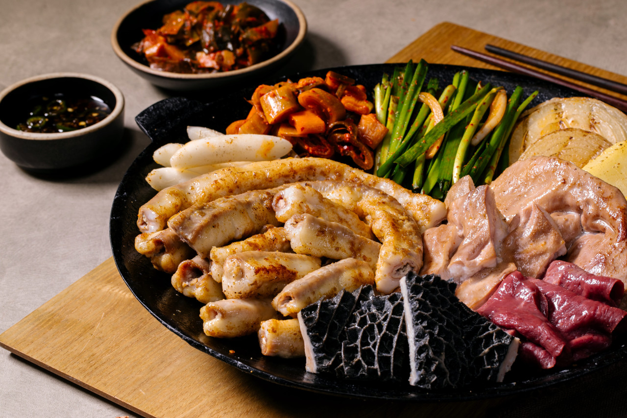Wonjo Maneul Gopchang garlic grilled intestines sizzling