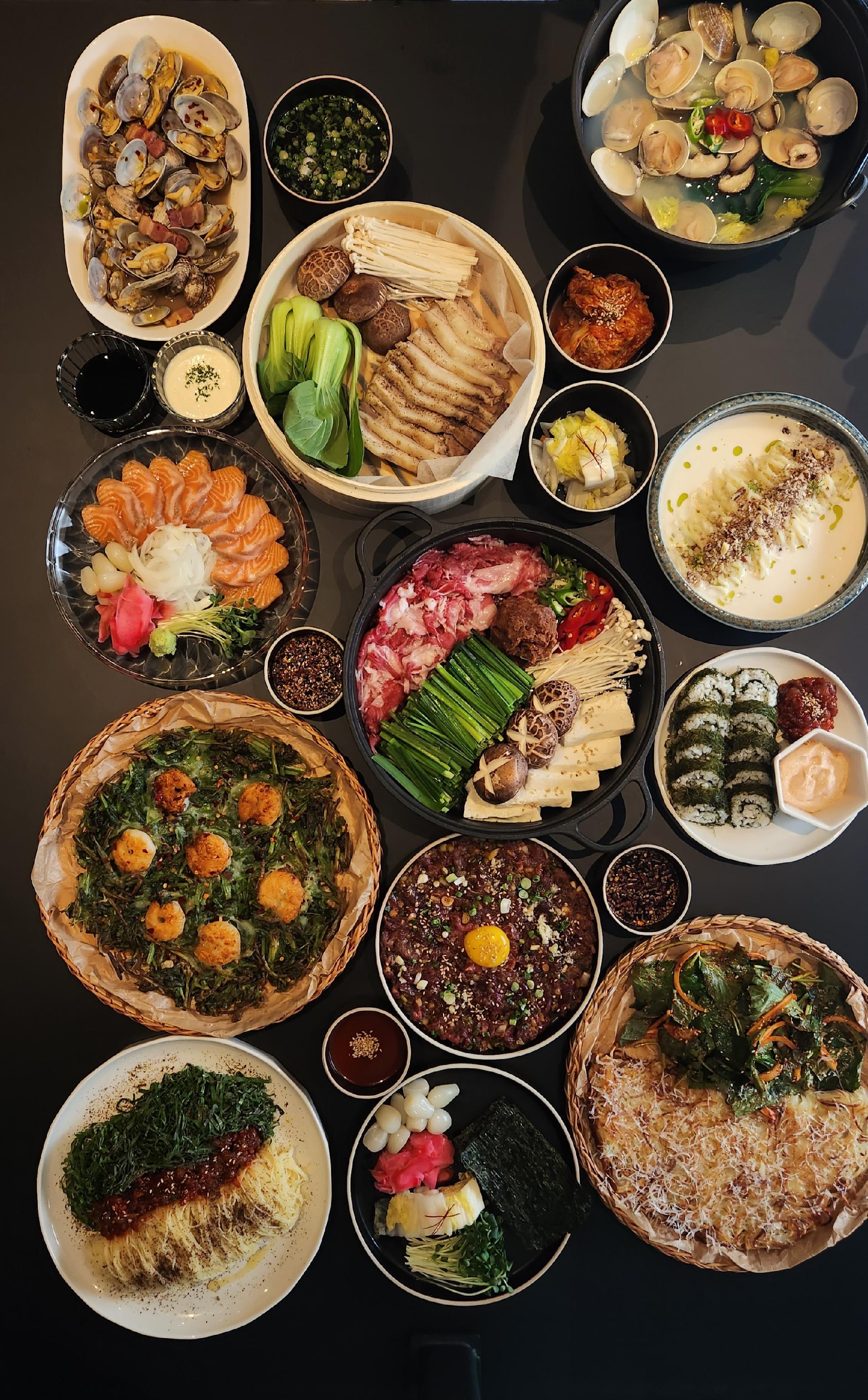 KAVE 韓式酒館小菜與傳統酒類，溫馨燈光