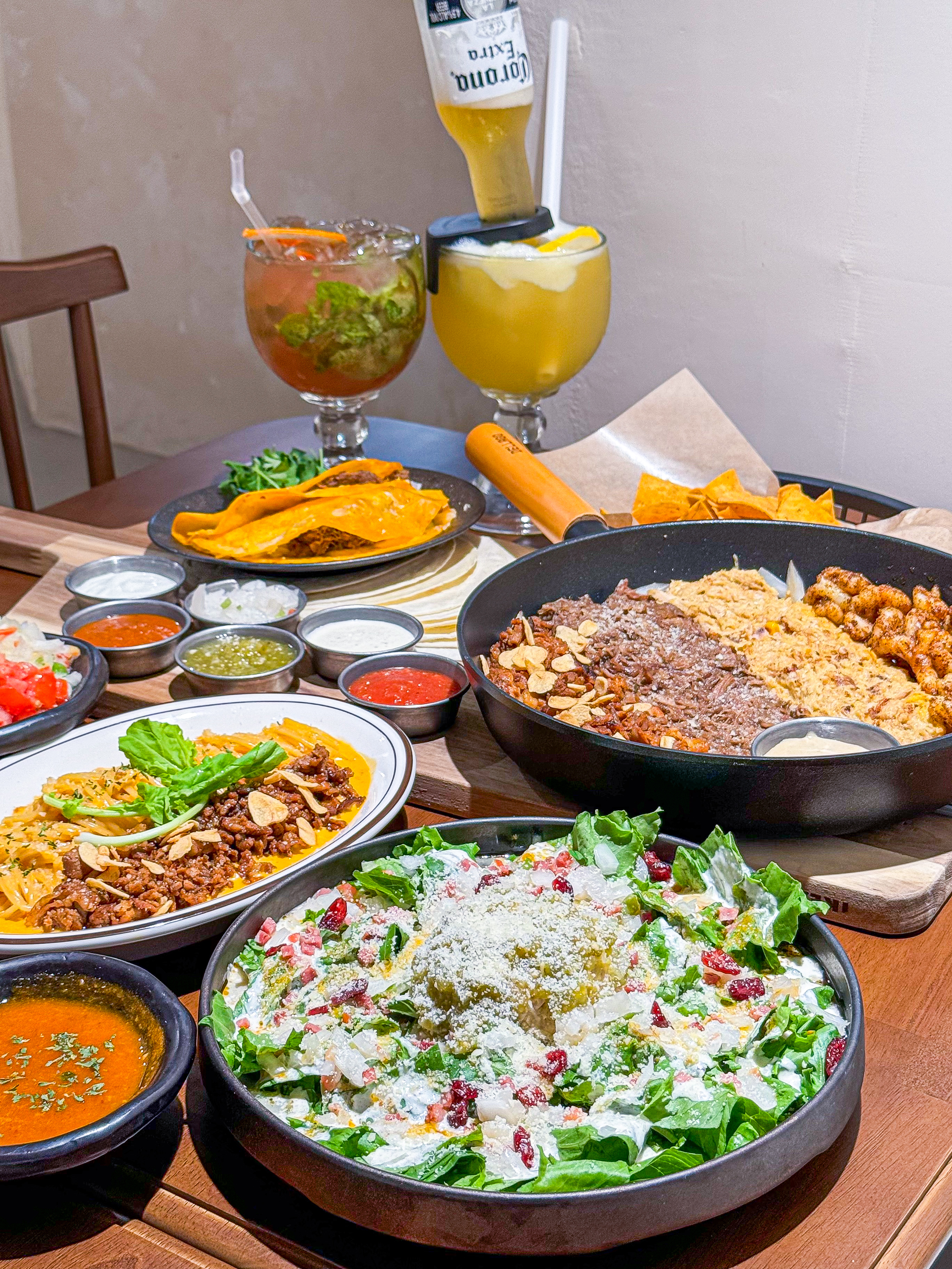Tacosanos Sinpungのカラフルなタコスとサルサ