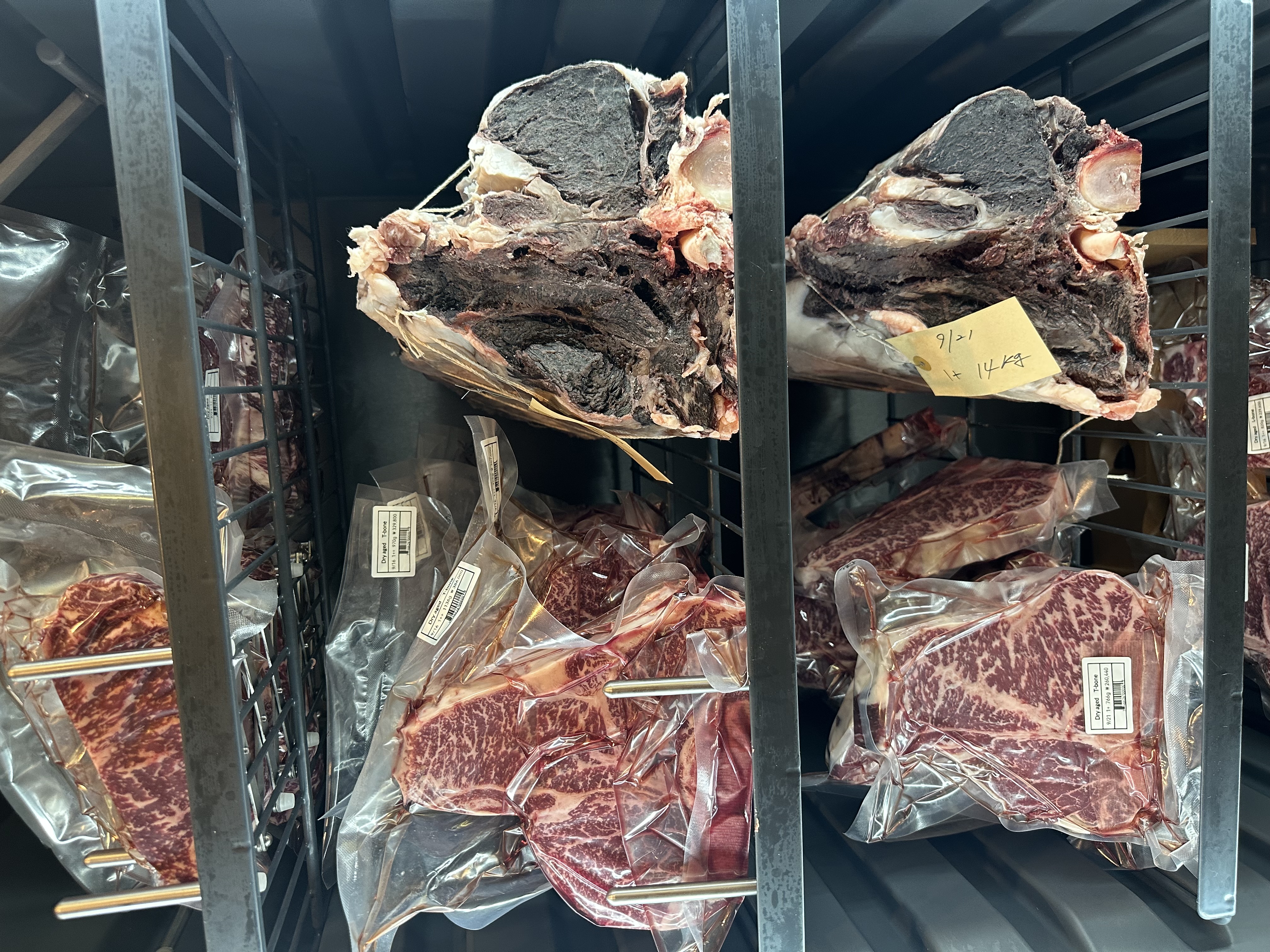 우천식육식당 강남구청점桌上烤肉及小菜