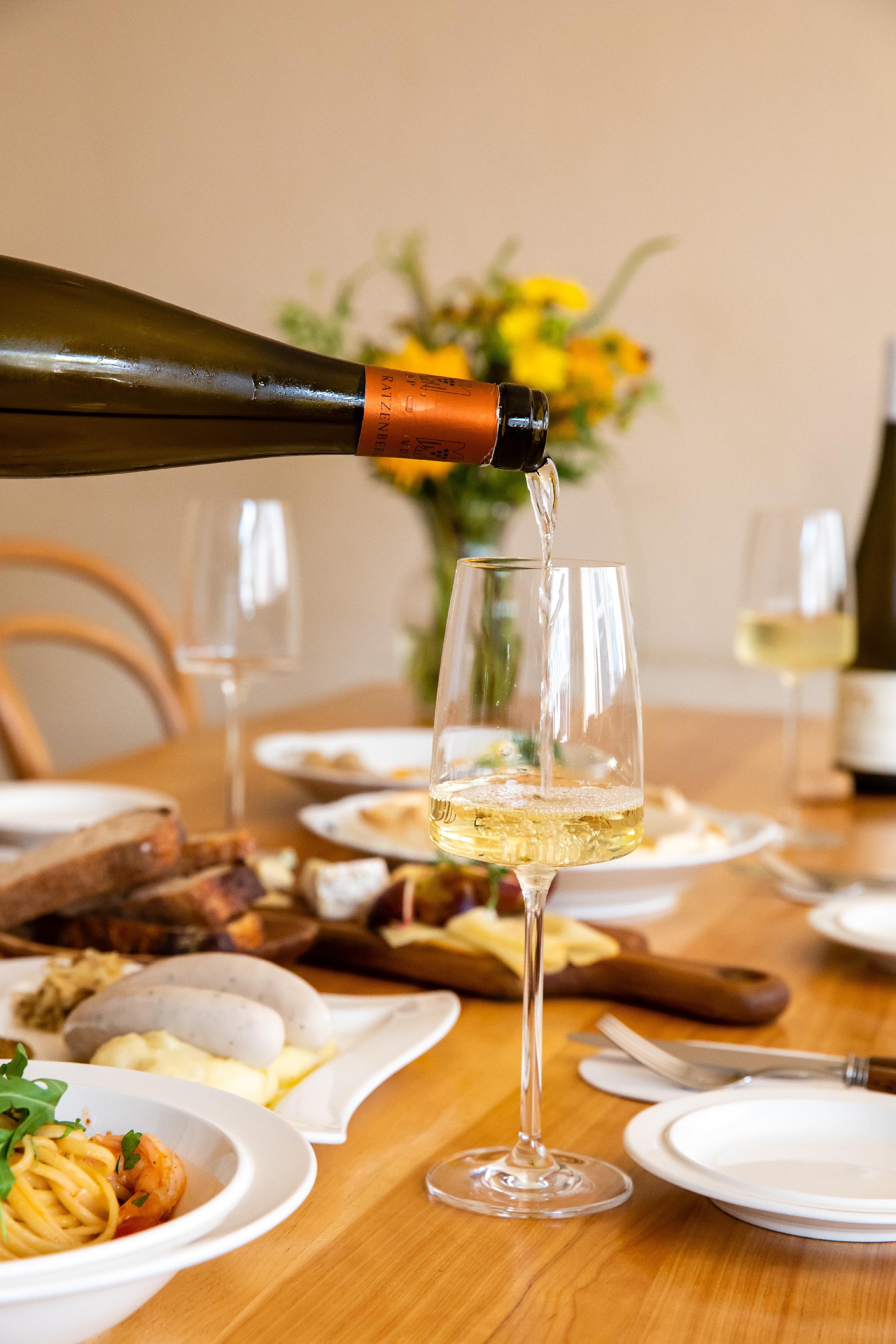 GRUND雷司令酒吧搭配德國料理，溫暖光線下的氛圍