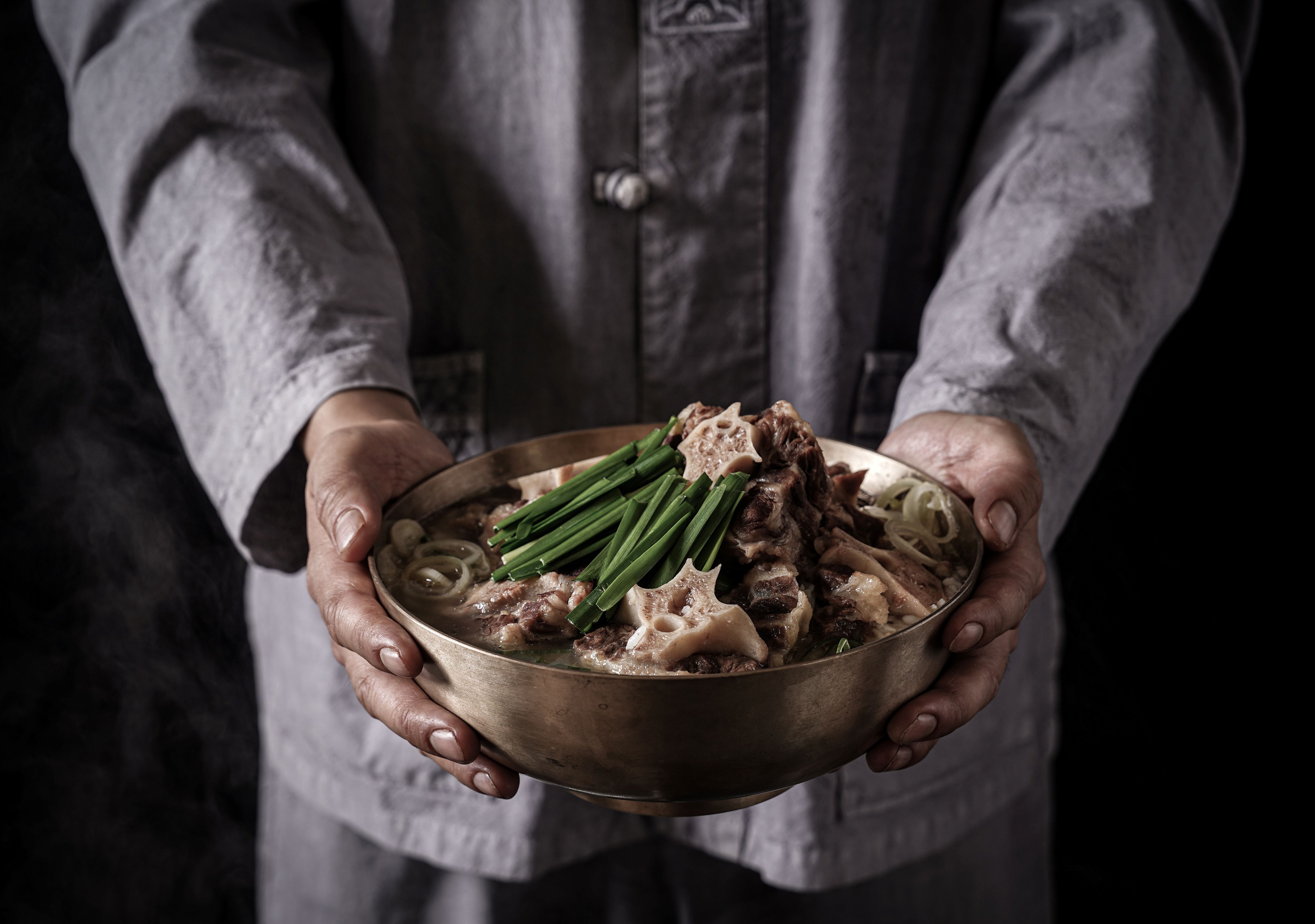 大东屋乙支路主店骨汤、水煮肉片及小菜陈列