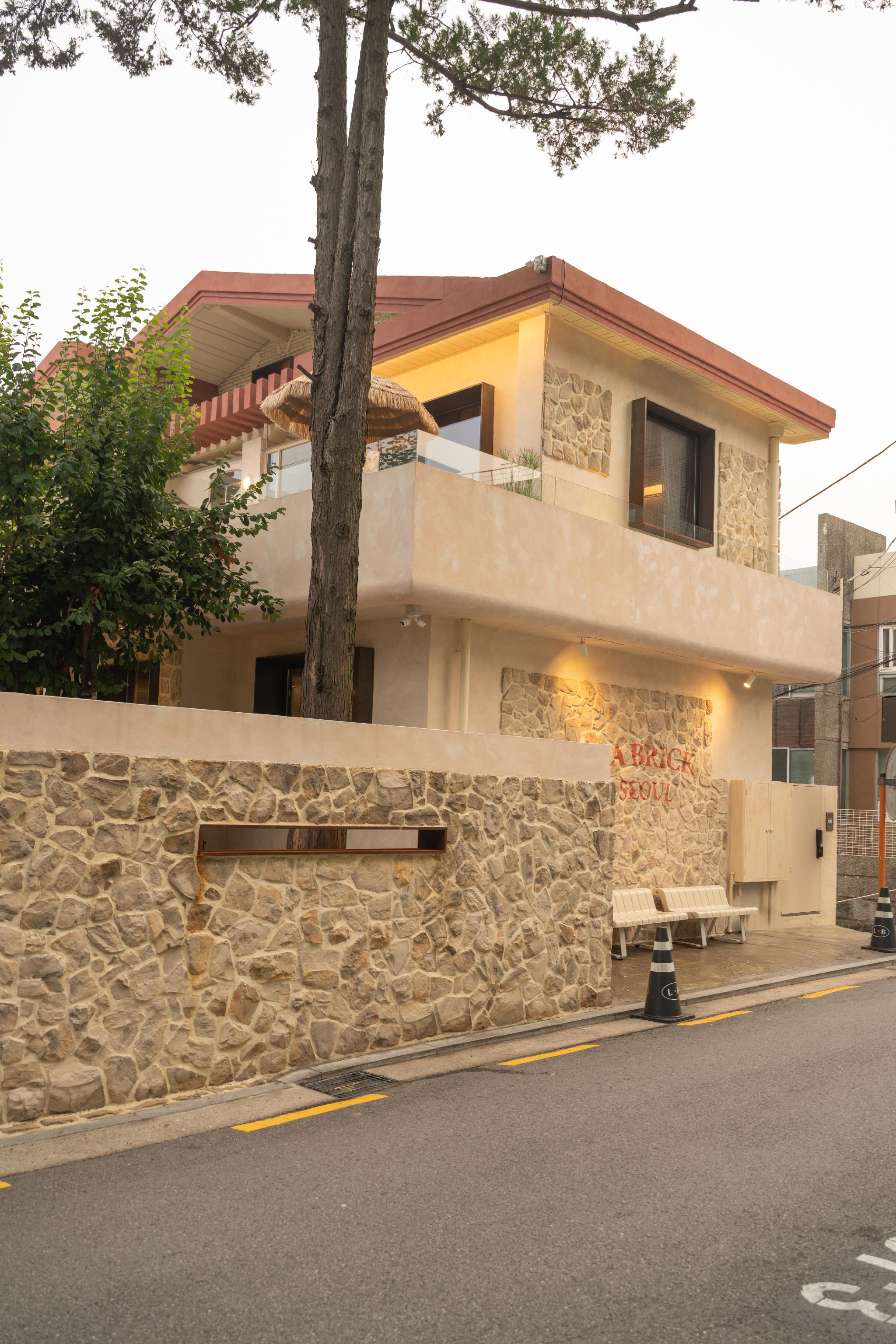 Labrick Seoul大窗明亮早午餐桌