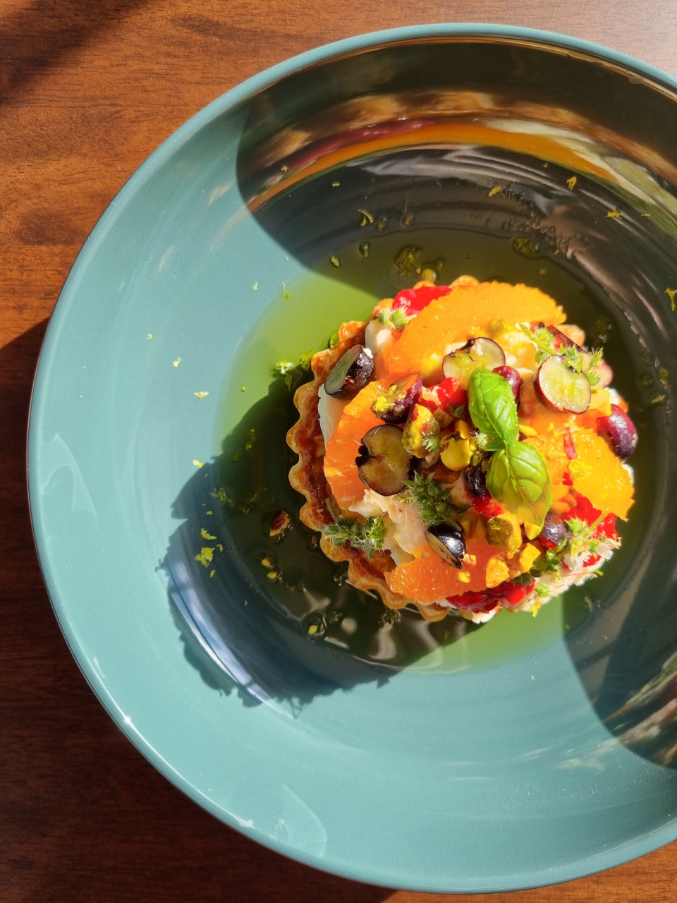 Hanok courtyard with Italian plates at Aligot