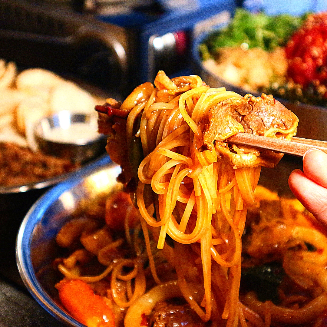シャロスギルのNakseongajuのルーフトップテラスとアジア料理