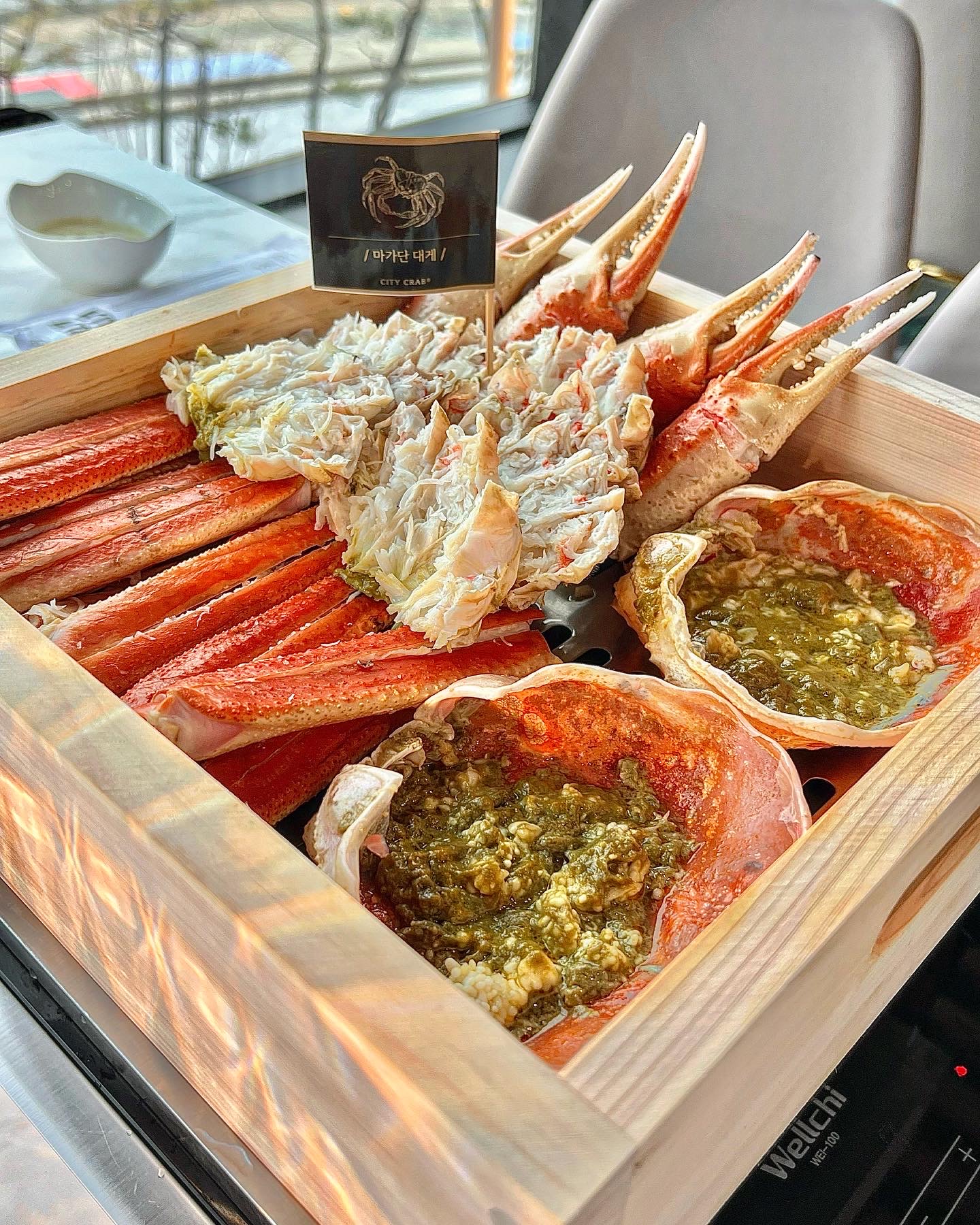 シティクラブ広安里で提供されるキングクラブと海の景色