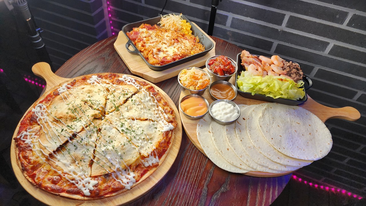 梨泰院のカラフルなメキシカンダイニングバーでケサディーヤとハイボール