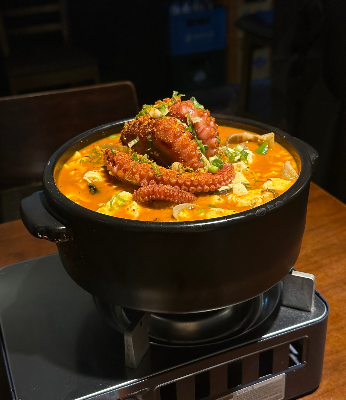 시월 韓国パブの柔らかい豆腐のタコ煮込みと小皿料理