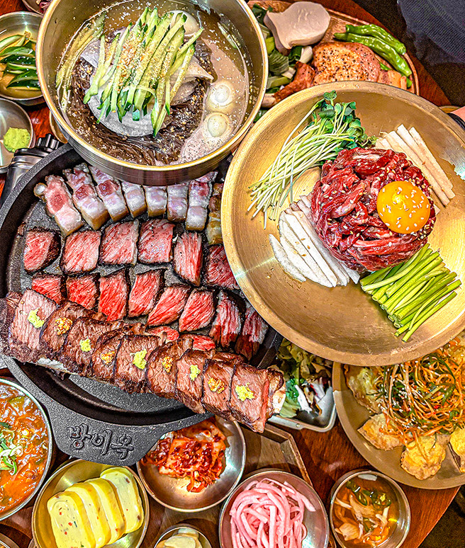 Bangeok Jonggak 炭烤拼盤，包括戰斧牛排與韓式排骨