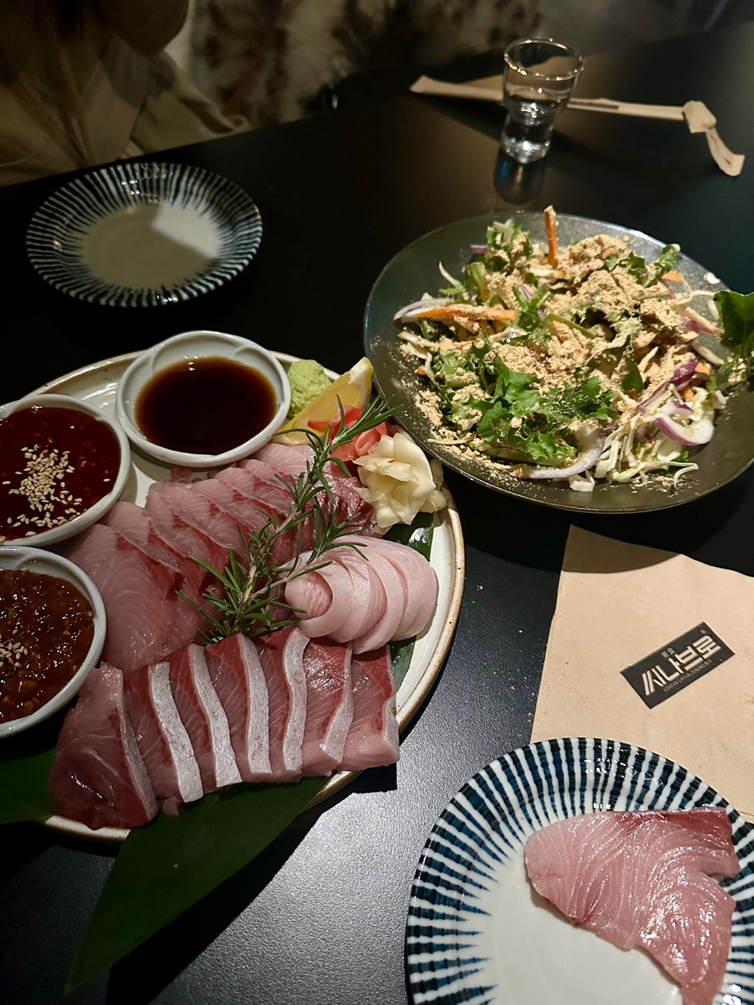 CINABRO retro Korean bar table with anju and highballs