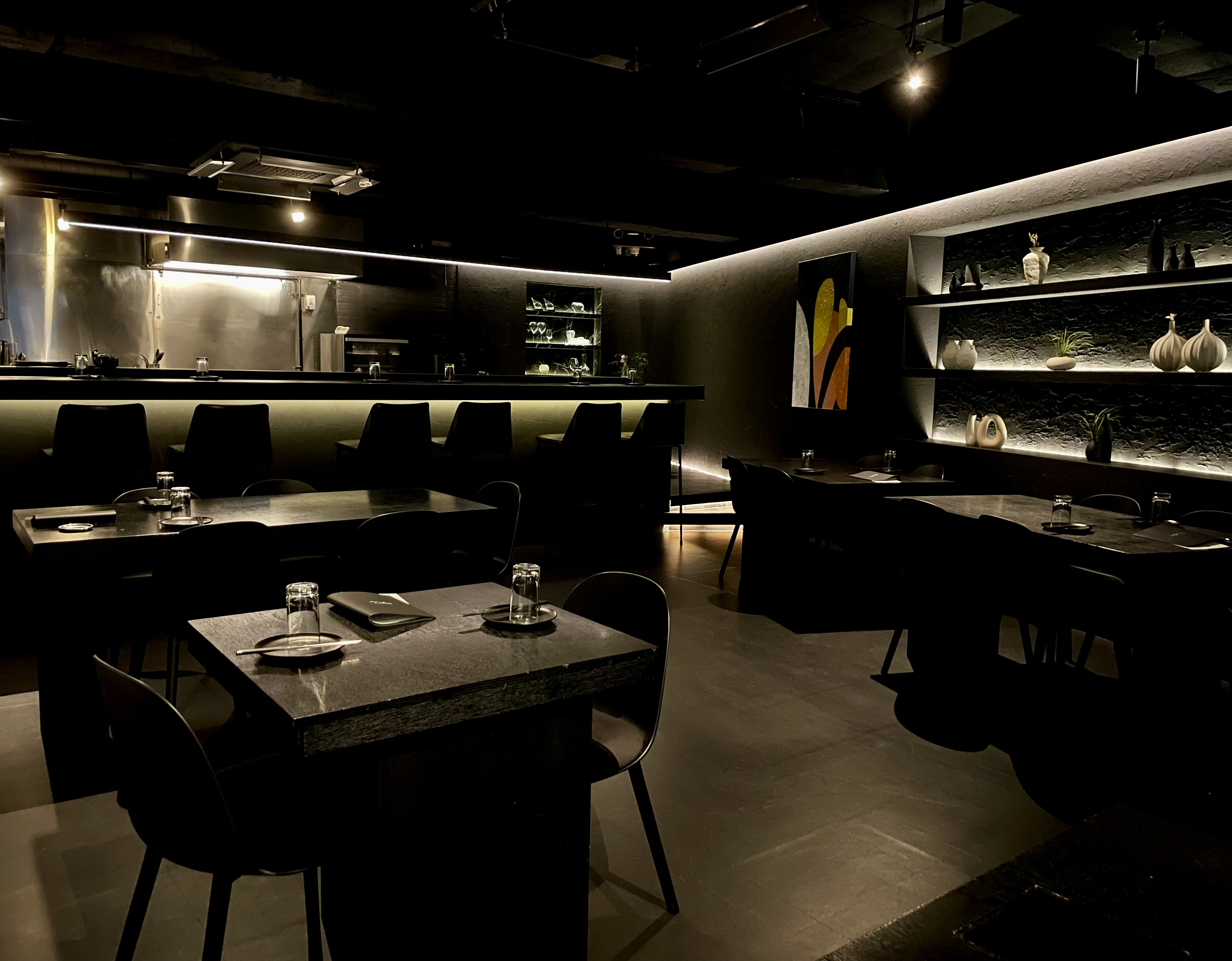 Cchus现代酒吧室内，搭配小酒馆菜肴和酒杯