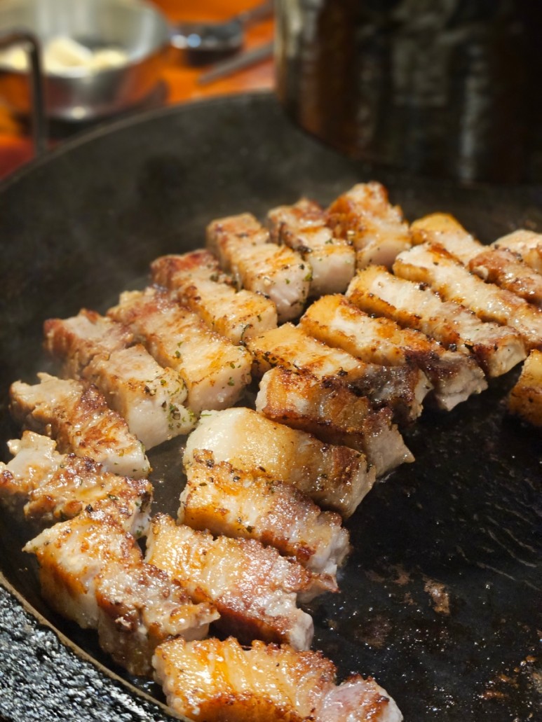 Kal Samgyeopsal 铸铁锅煎制的crispy五花肉