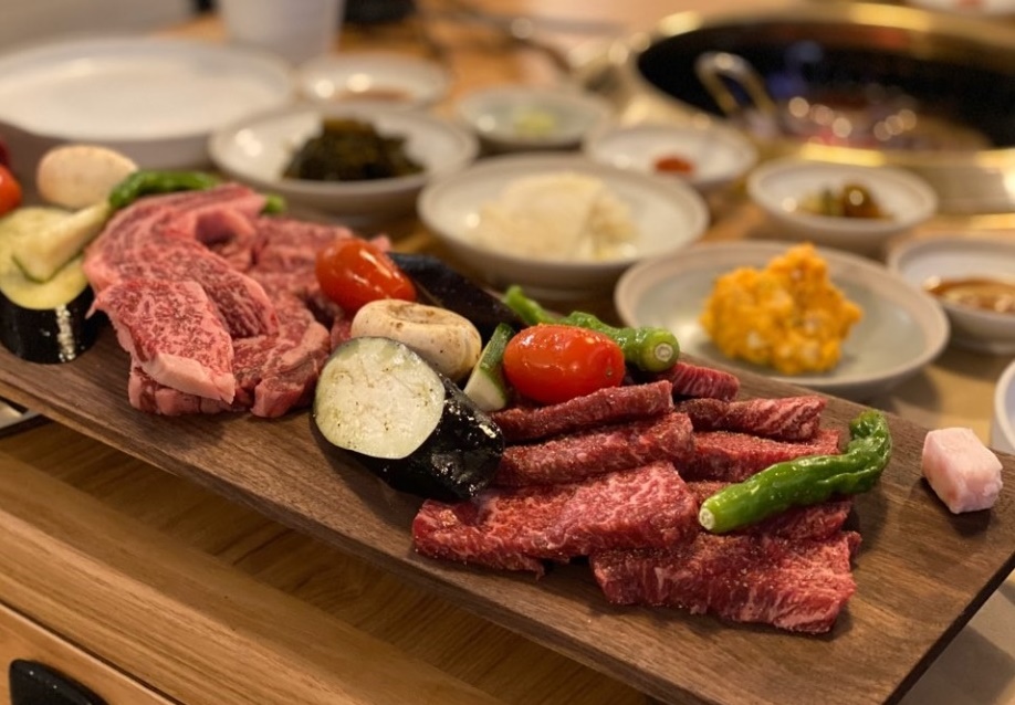 合井のピンクソルト肉屋レストランと炭火焼き