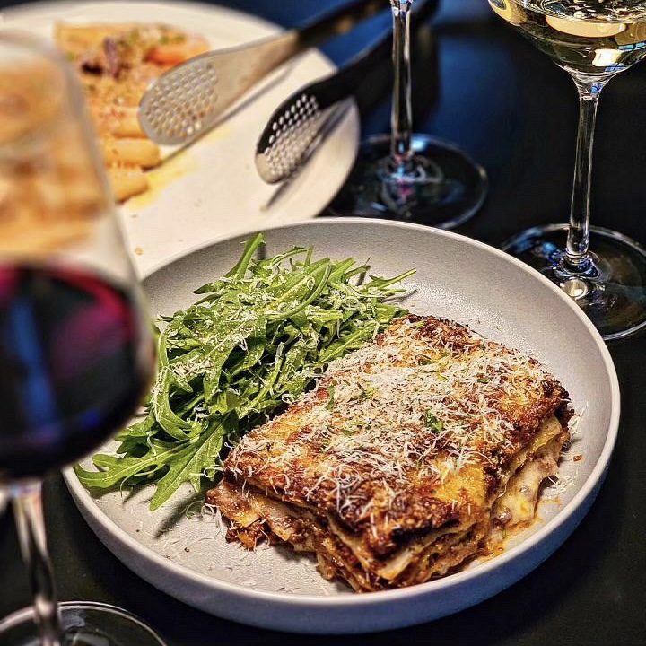 Rhyme bistro & wine bar 蜡烛光餐桌搭配意面和红酒