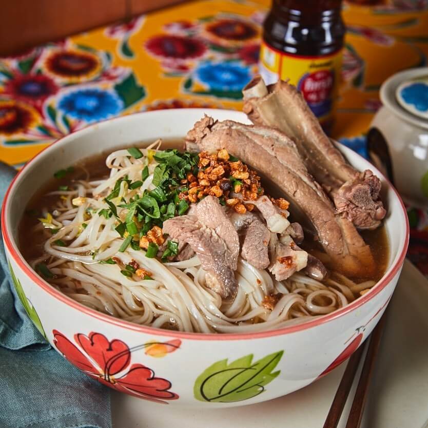 トゥクトゥクヌードルタイの看板メニュー・延南カルビ麺とエビケーキ