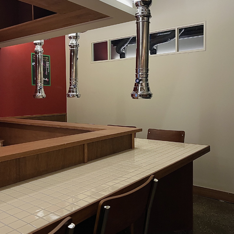 炭火烧肉 Komyo 小烤架上滋滋作响的牛肉配高球鸡尾酒