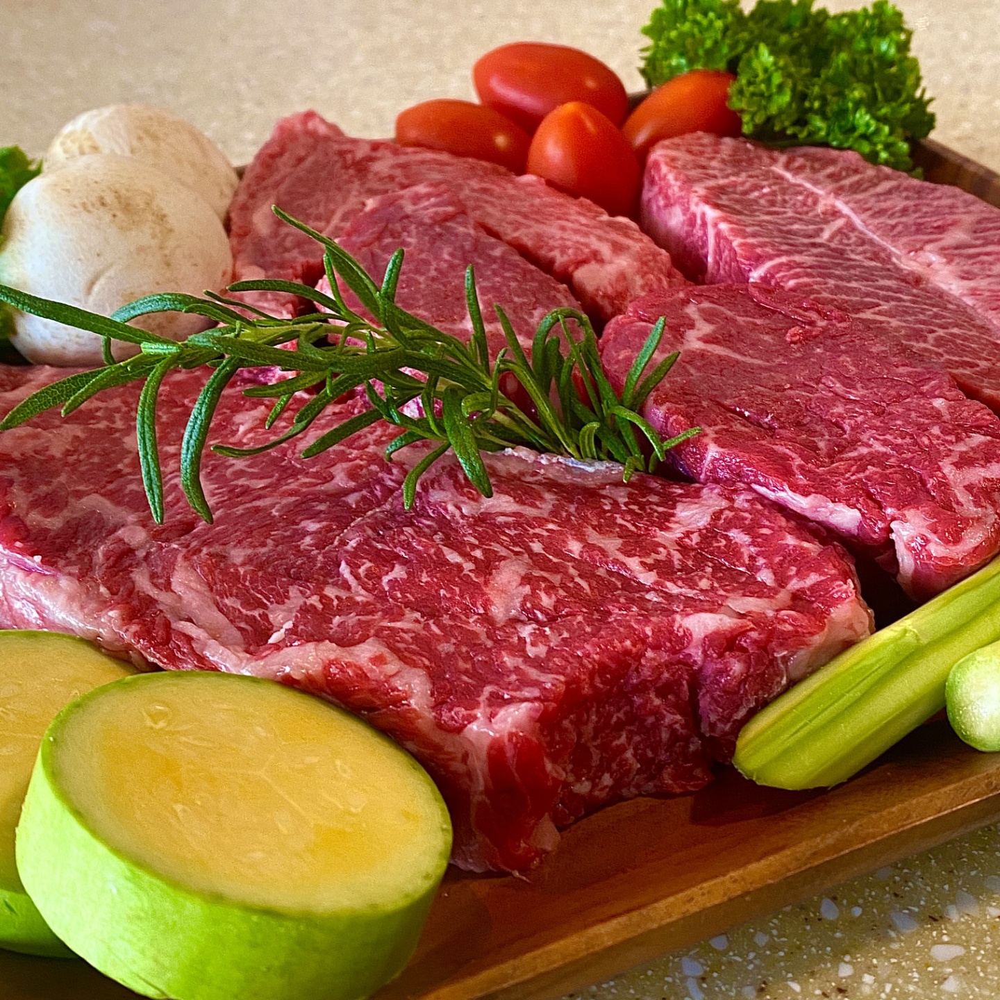 Woojin omakase的A++韩牛烤制及摆盘套餐