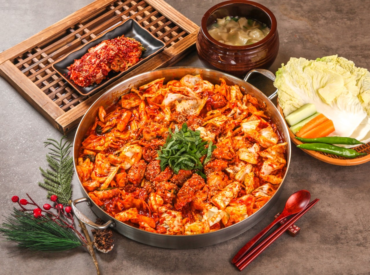 Sizzling dak-galbi and hand-pulled dough soup at Sujebi Meokneun Dakgalbi Bonjeom