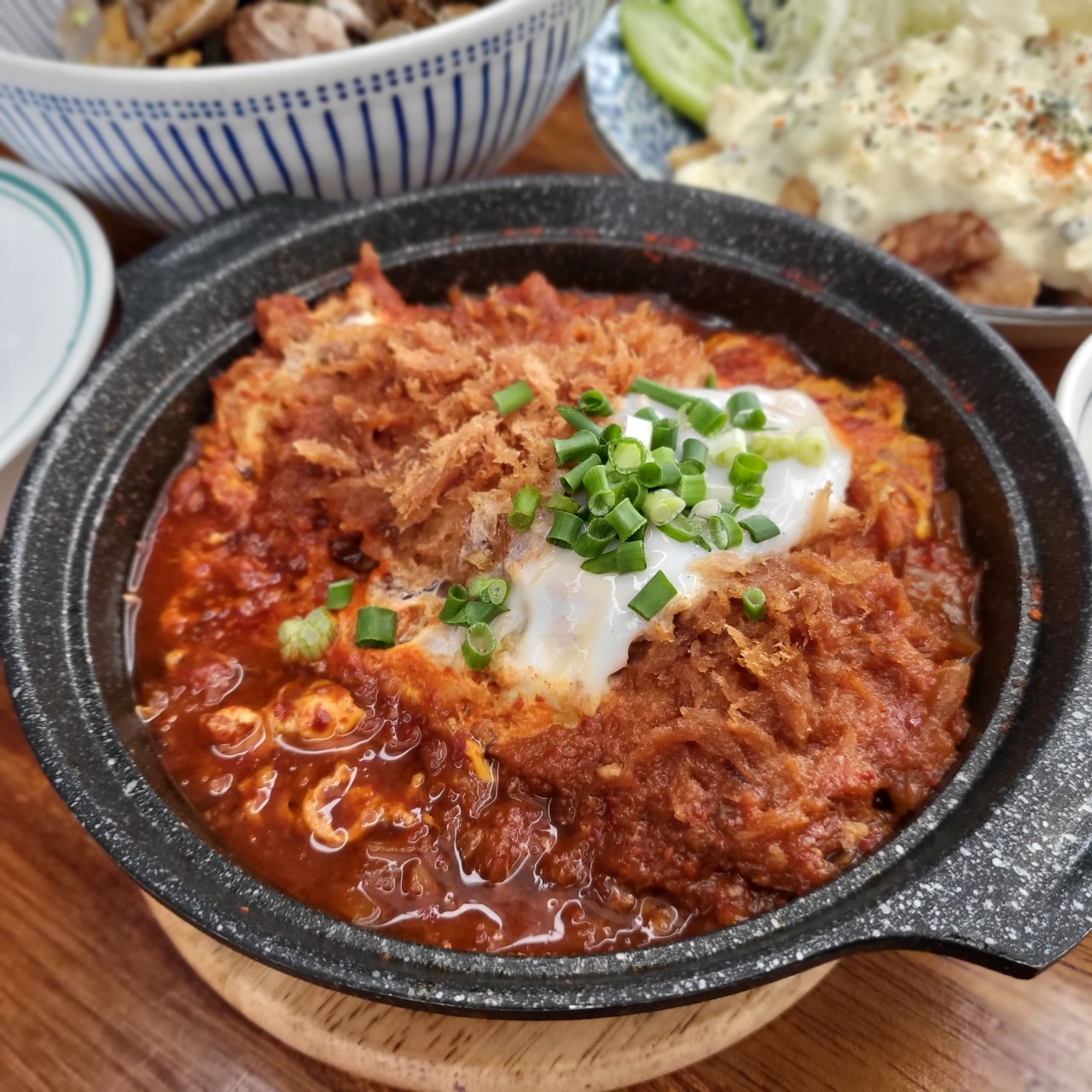 Baeksu-ui Chan 適合獨飲的吧台，位於青年商場