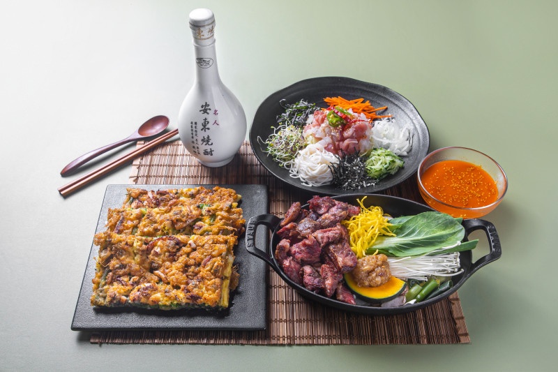 NANJIDANG蔥煎餅搭配막걸리放置於木桌上