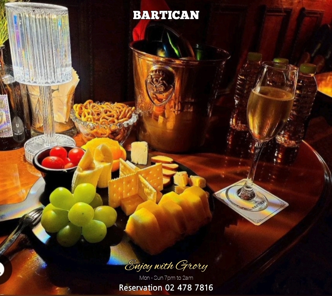 Bartican 蚕室现场爵士酒吧舞台及威士忌吧台