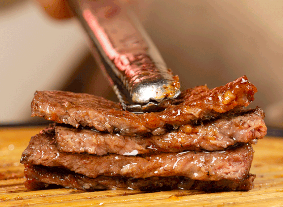 明洞王妃家炭火烤豬갈비滋滋作響