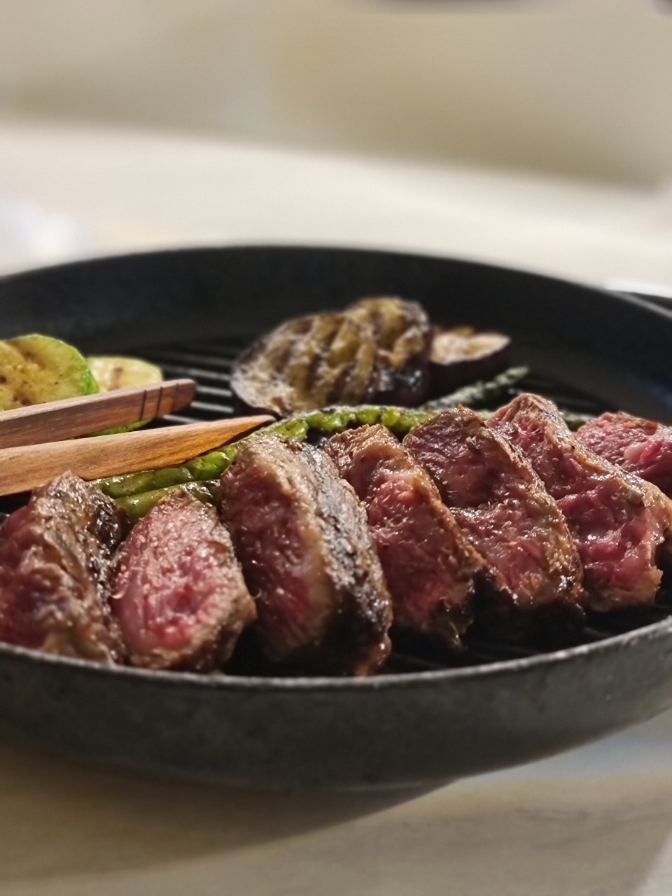 Riane Suseo 私人包间，呈碟套餐搭配红酒