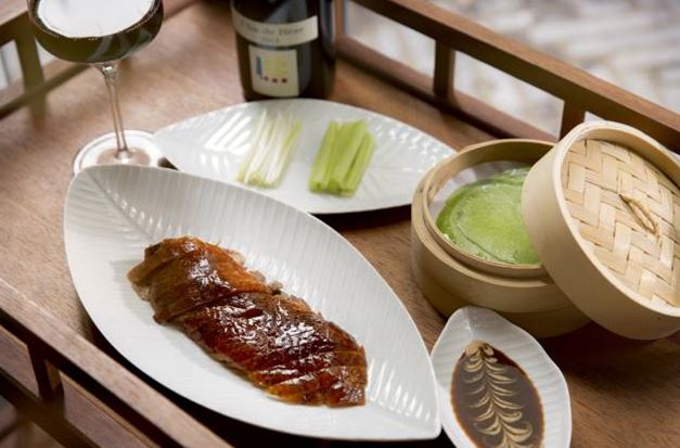 JSガーデン センターフィールド ガラス張りのアトリウムと盛り付けられた北京ダック