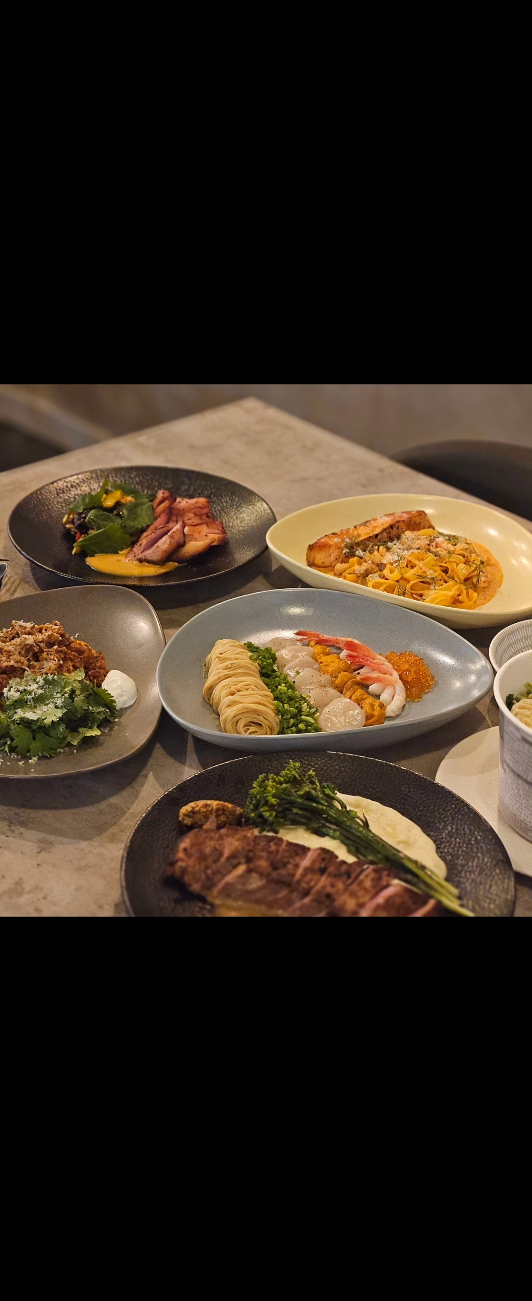 SELLS富平酒吧桌，搭配意面和猪颊肉