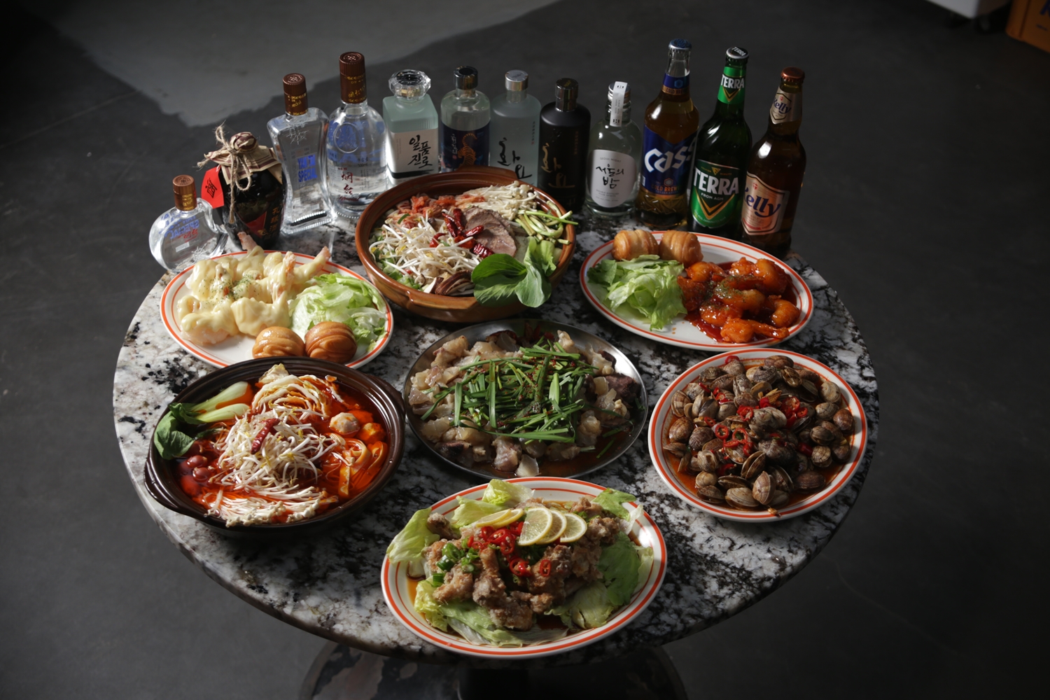 妙雲の韓中タバーンでの濃厚な煮込みと炒め物