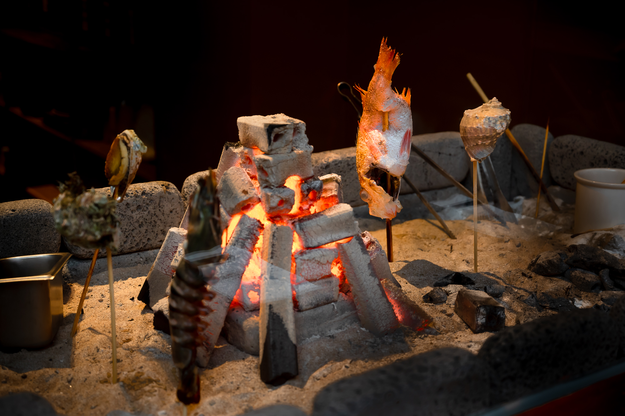 Hannamtatsu robatayaki irori grill in action