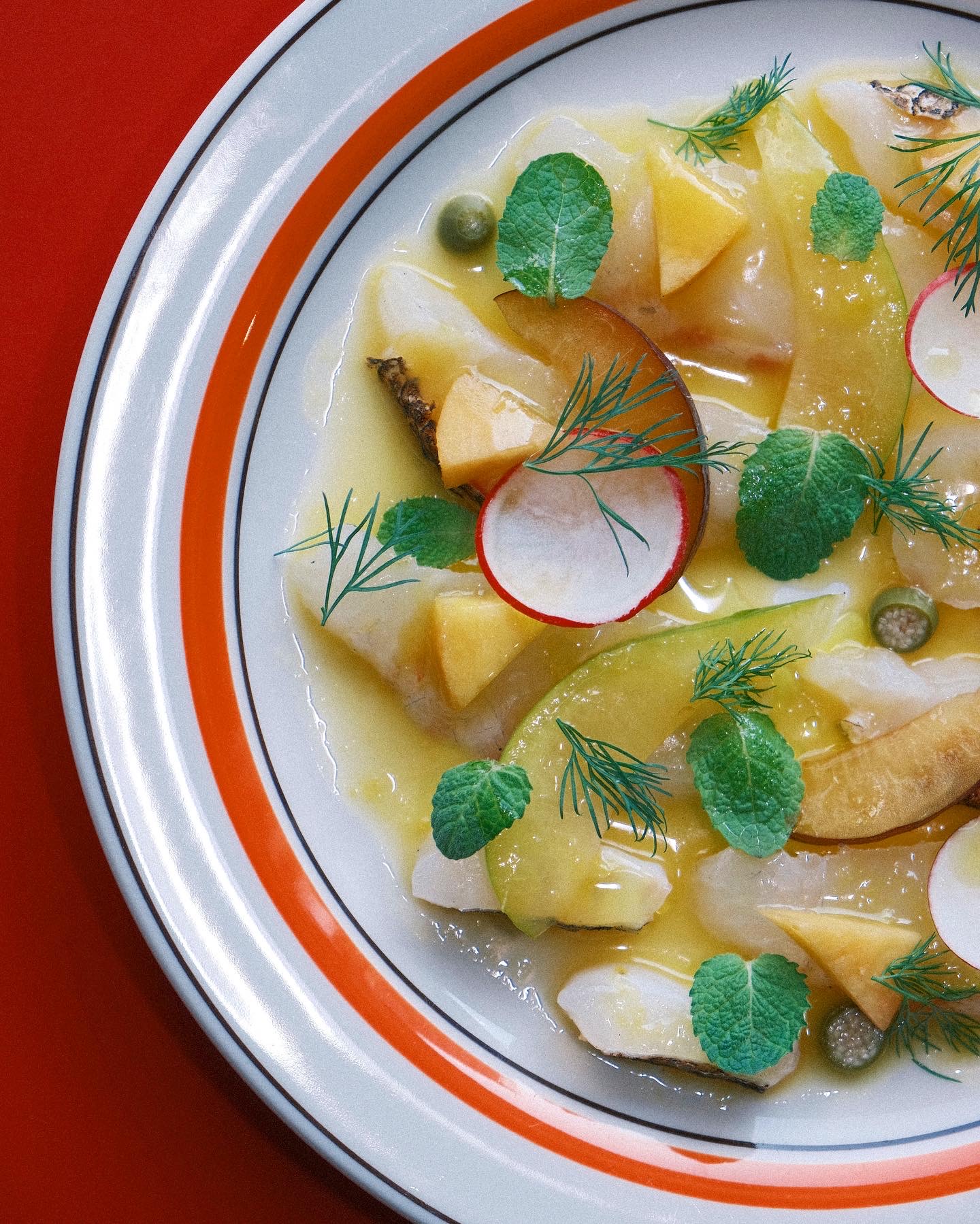 chome舒適用餐酒吧，擺盤義大利麵與肋排