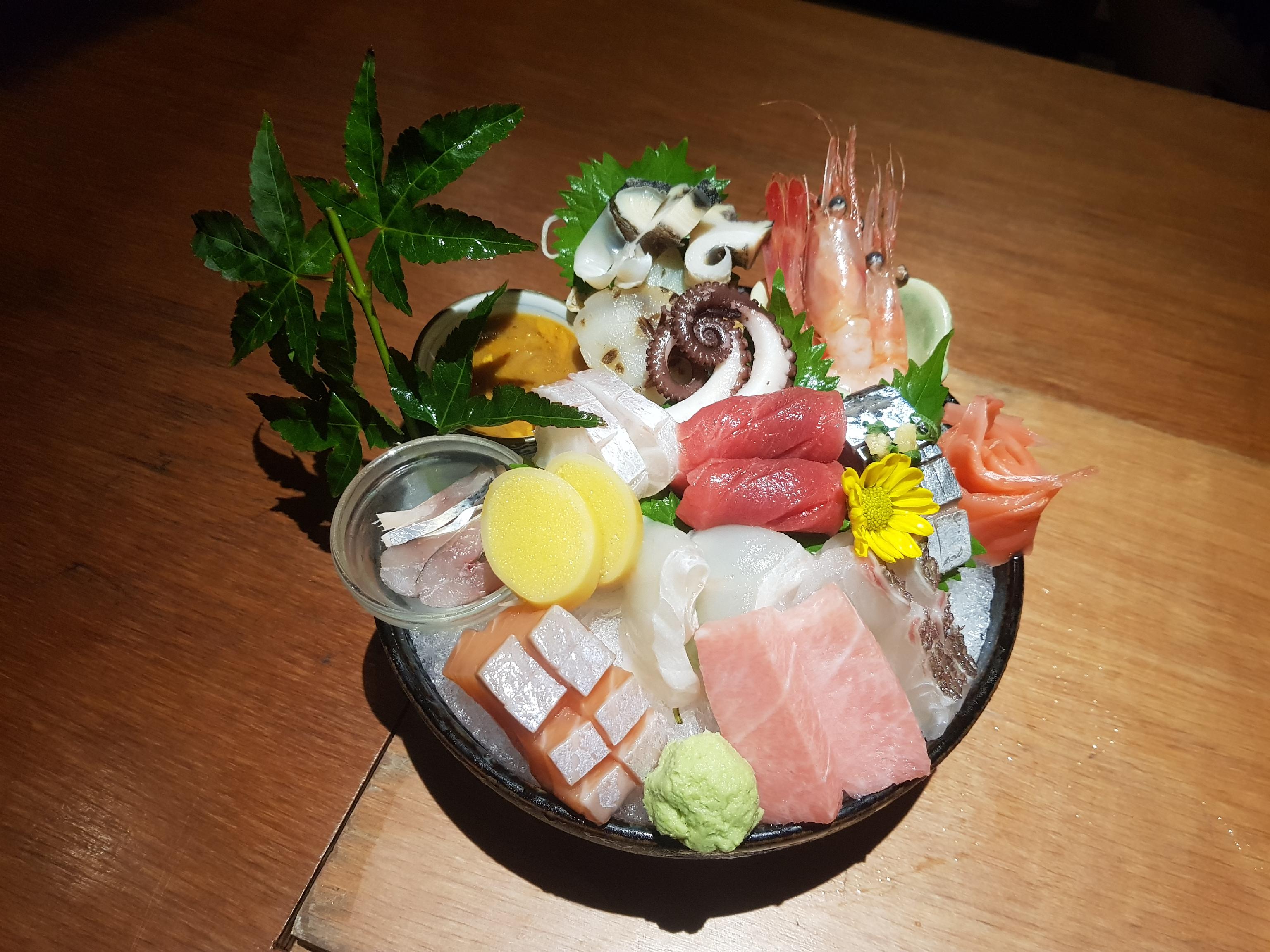 Woorang Cheongdam 刺身盛り合わせとすき焼きセット、日本酒と共に