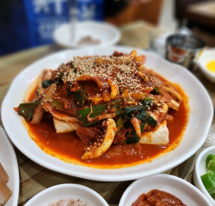 乾淨整潔的新都刀削麵店内與熱氣蒸騰的湯碗