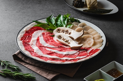 Jindaegam Dogok橫膈膜三合燒搭配新鮮蛤蜊與青菜