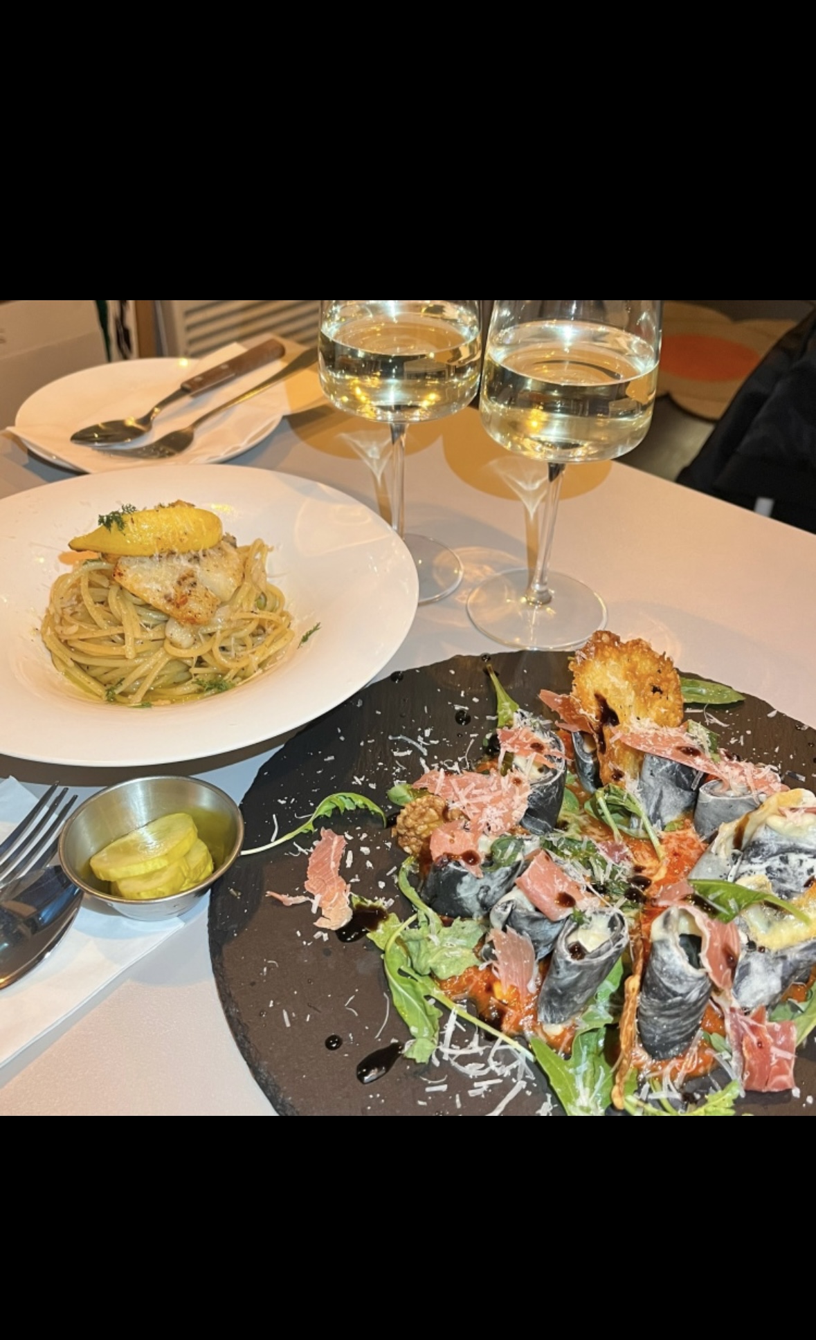 Our own flavor意面及酒吧内部