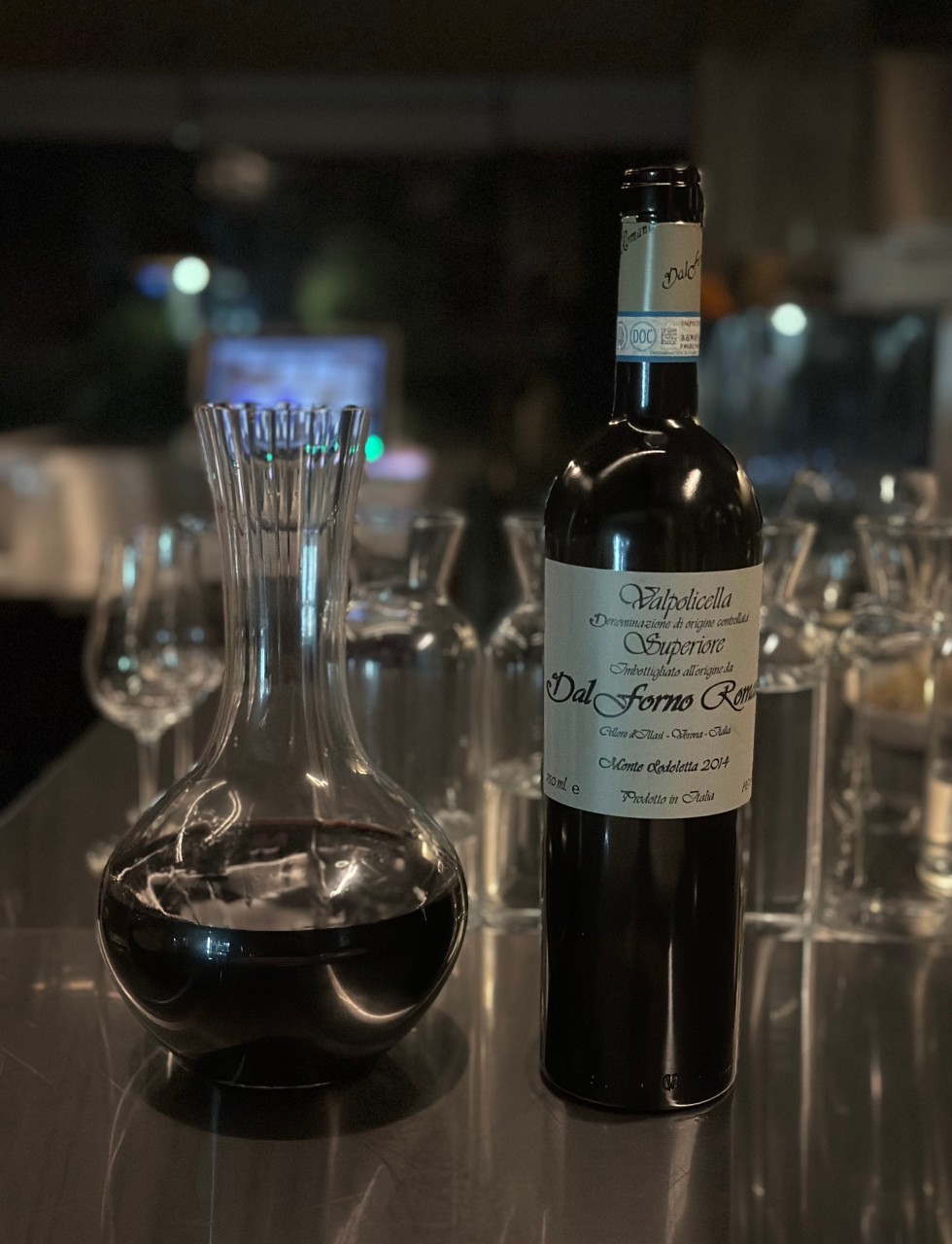 Simple Five海边景观，配有葡萄酒和季节菜肴