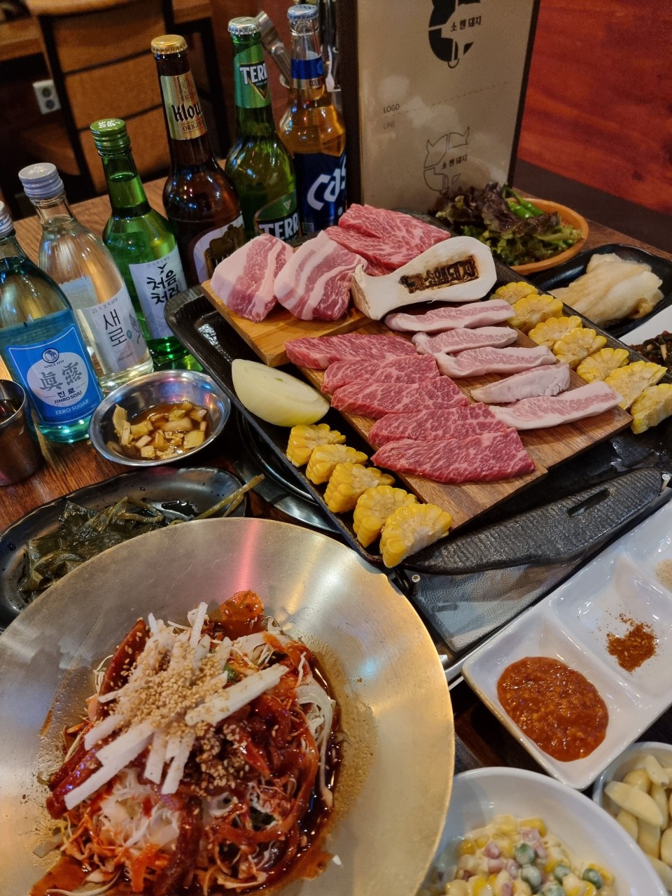 소앤돼지 마곡나루점 的豬五花肉與配菜