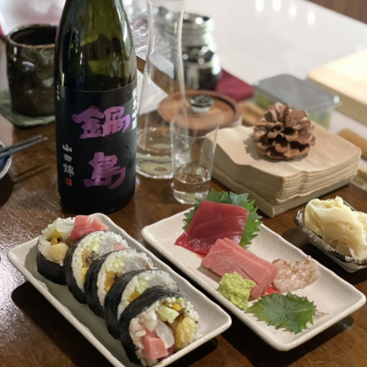 新沙八座位居酒屋吧台，搭配清酒