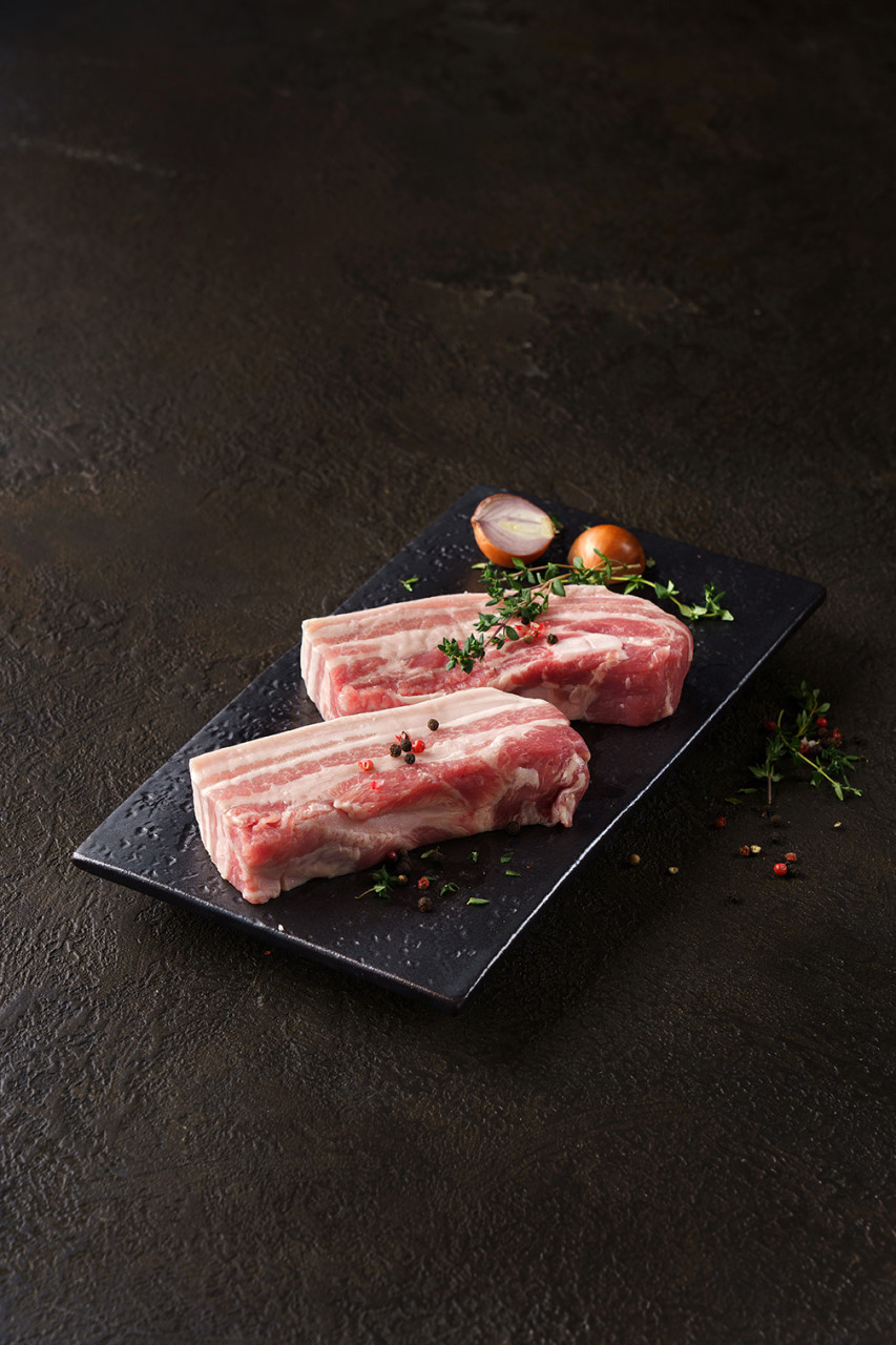 청담돈블랑の洗練された内装とグリル上の豚肉