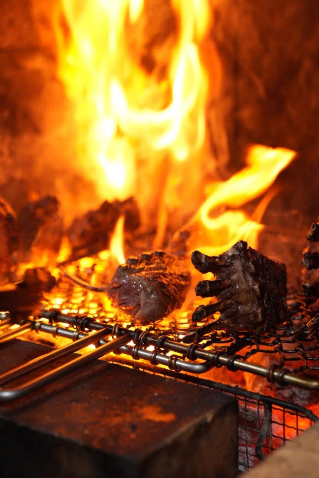 INNIT 木炭與木質調現代料理空間