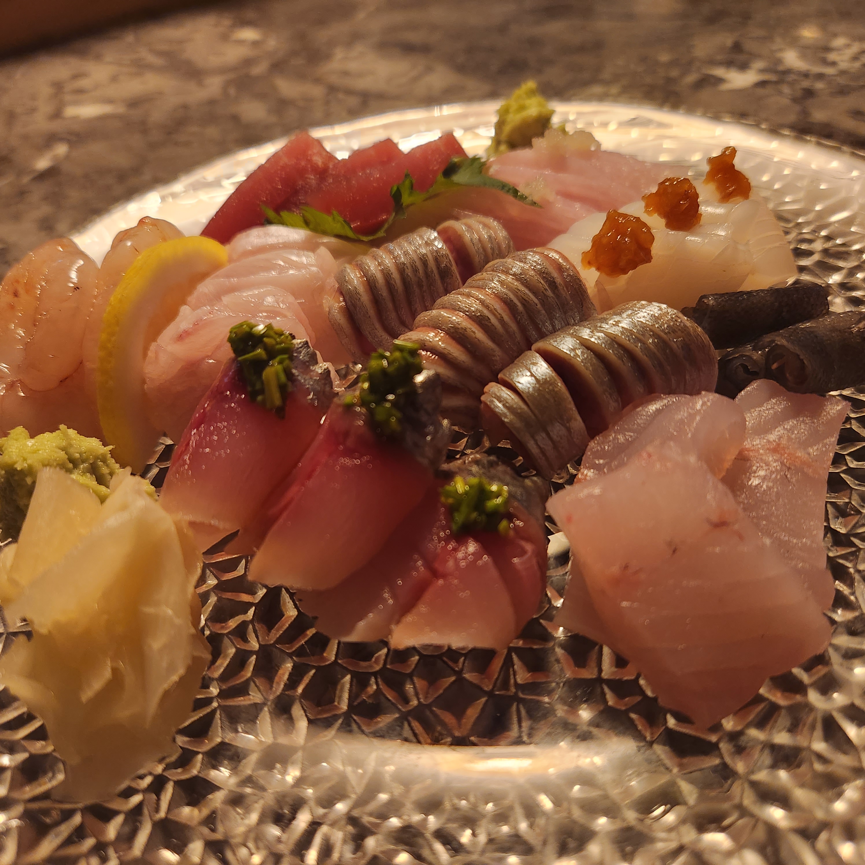 Ikki Seoulのあたたかい居酒屋のテーブル、フライドチキンとデザート