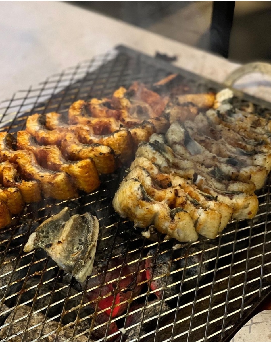 望松岛海滩的炭火淡水鳗鱼烧烤