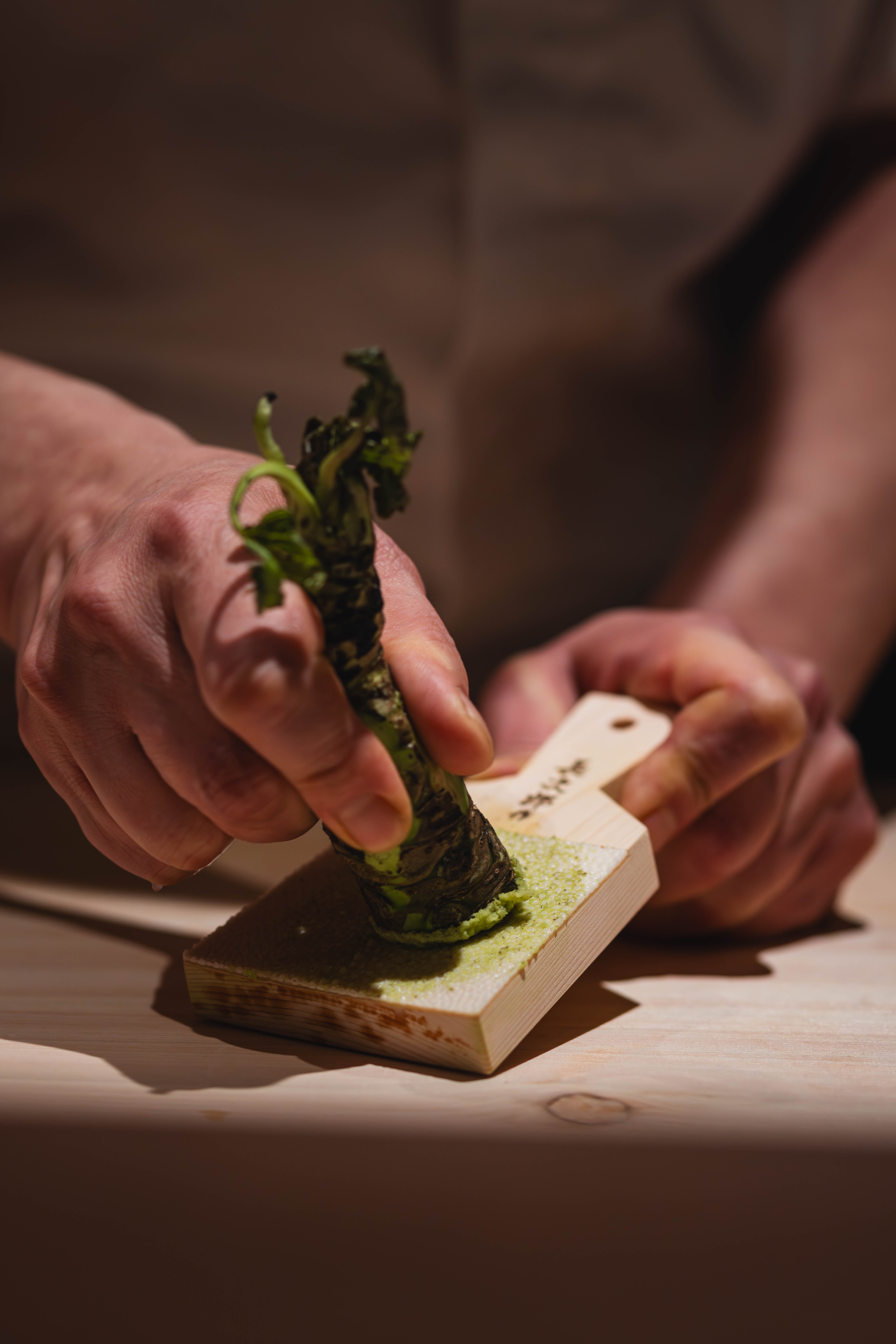 ウィンダムグランド釜山のスシウミカウンターとパノラマ海景