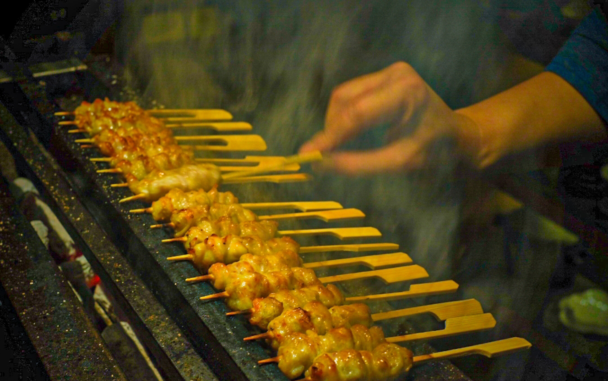Yakitori-haegongの炭火で照り輝く焼き鳥とハイボール