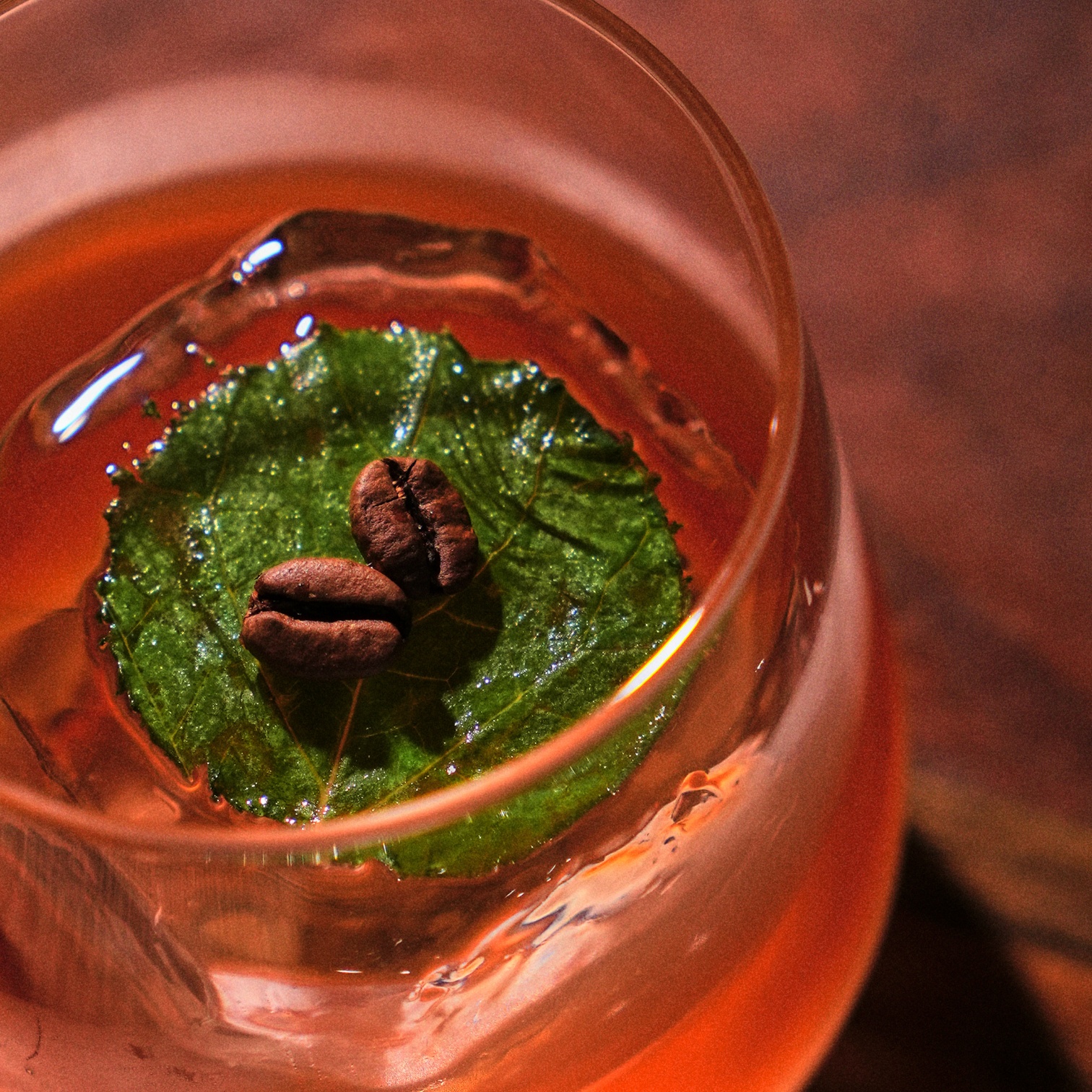 POMME 西村の明るいバー、アップルをテーマにしたカクテル